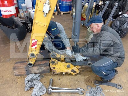 Замена втулок и пальцев  рукояти стрелы на XCMG XE55U - 6